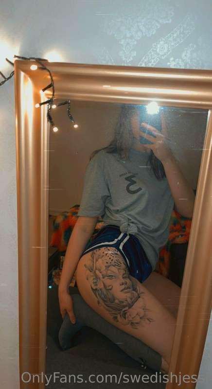 White girl trying to shake some ass 😁
