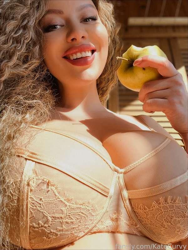 Apple of discord is in my hand😈 Do you want a piece?🔞🔞