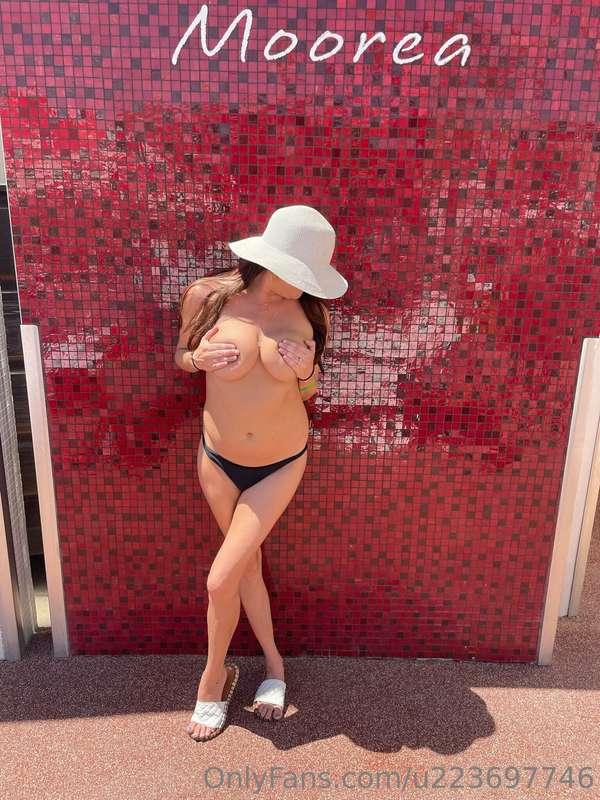 A little thirsty Thursday anyone? 💦 5 sexy pics of me in lin..