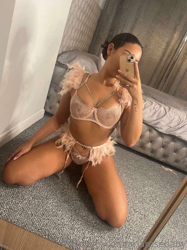 My bestie has the the best lingerie shop, just loving this l..