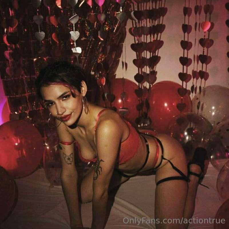 FREE FREE FREE 
Follow @angelmammi and play with her, she's ..