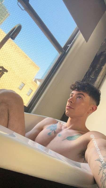 Rub a dub dub let’s fuck in this tub 🛁