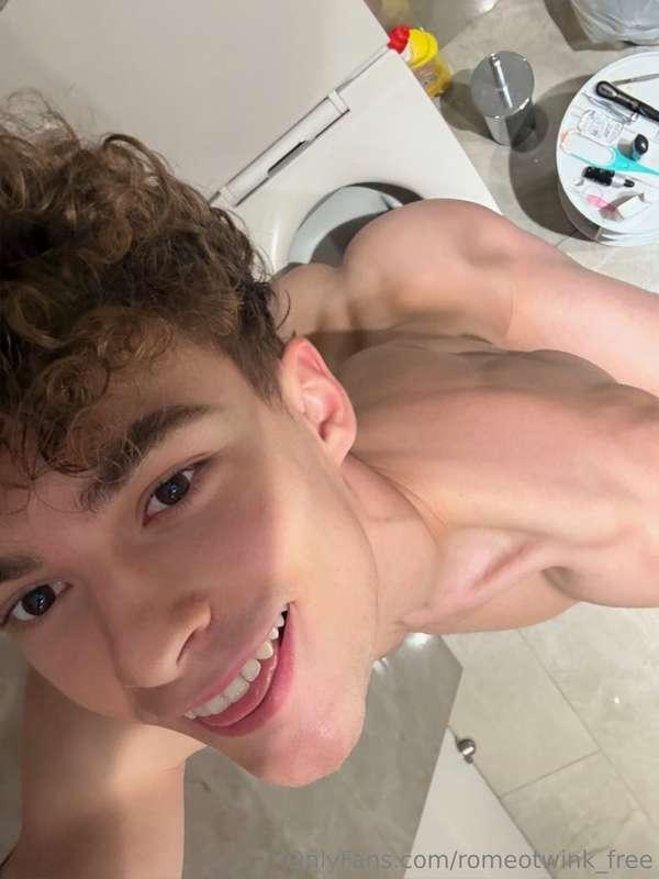⭐️Check out my exclusive page @romeo_twink ⭐️Full naked and ..