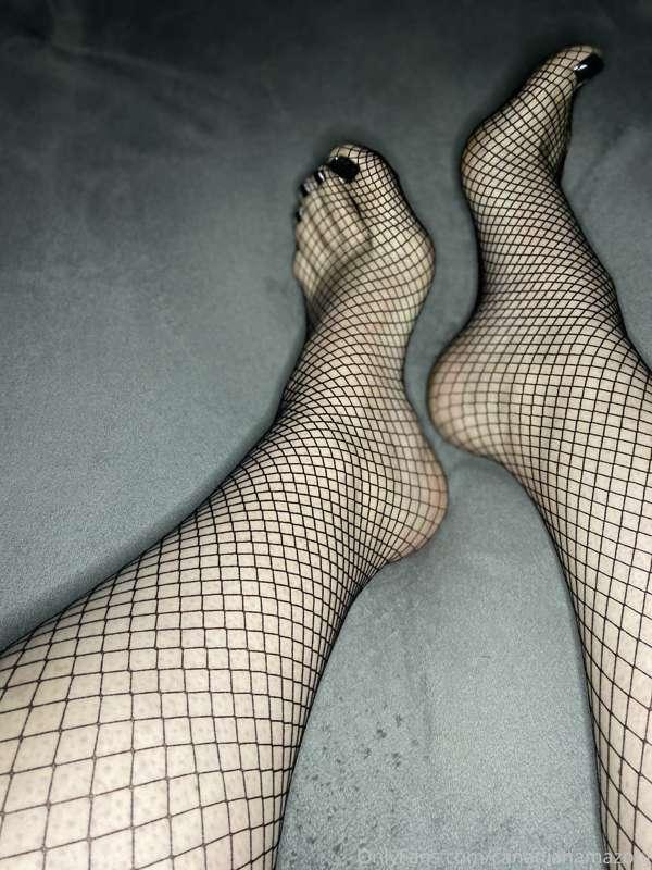 Finally got some fishnets that fit 😈 #longlegs #tallgirl #fi..