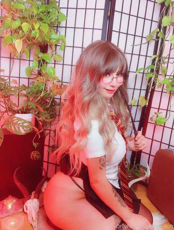 We love a lil booty peek😙