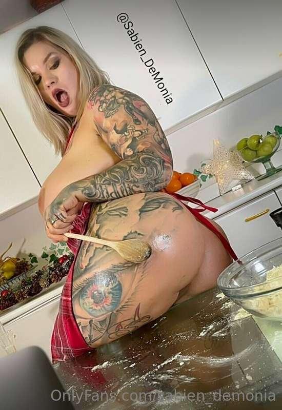 Do you like me in blonde ? or you prefer black and red ?