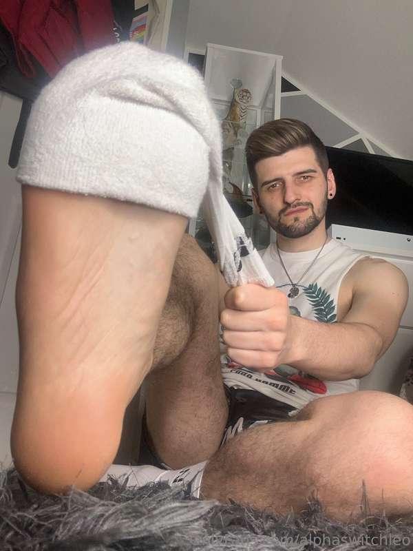Lick my perfect soles 😈😈
