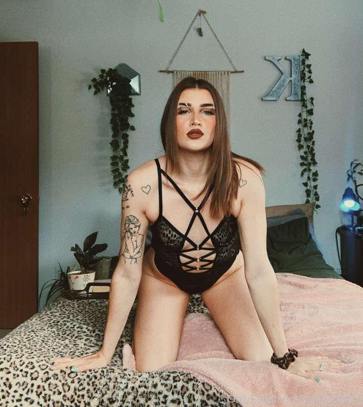 If y’all are from around here and want my cute naked self ri..