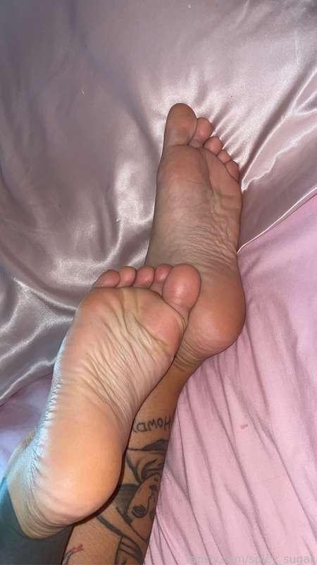 Need a good little foot sub to buy foot content and tell me their desperate desires, is it you?
#feet #footfetish #footslave #footworship #soles #toes #arches 