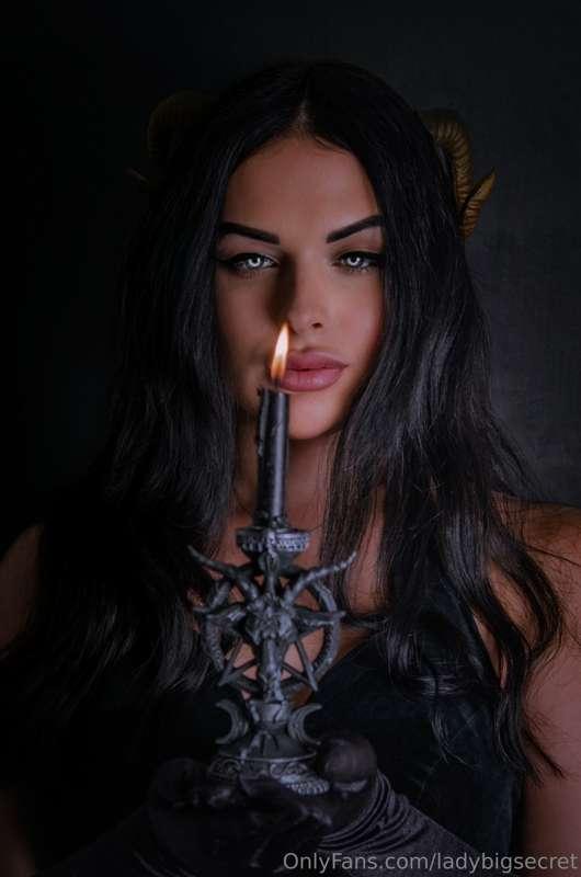 🎃Happy Halloween🦇What your fav photo from this set?❤️‍🔥