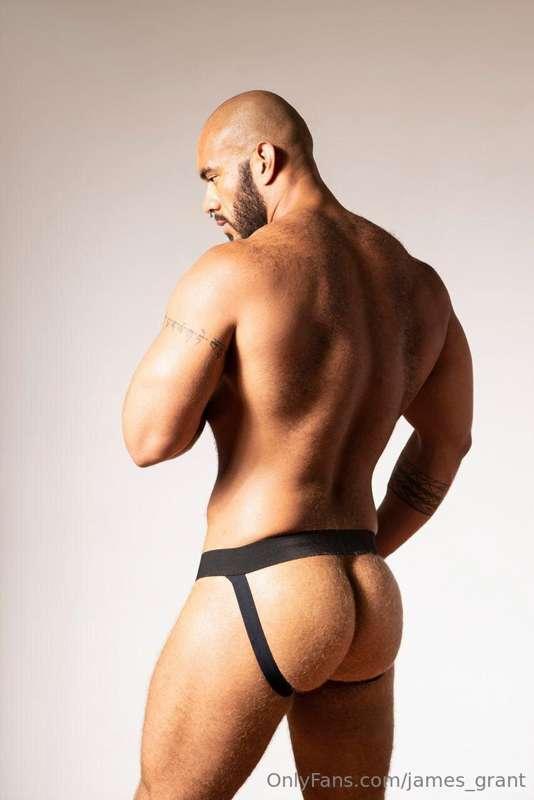 *Follow my friend @louis_ricaute  . He’s a muscle bear 🐻 wit..