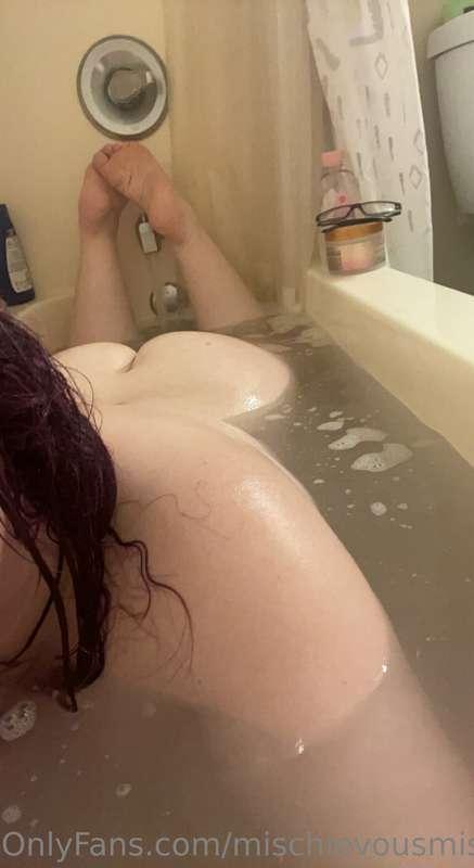 Soaking 🛁🫧🖤