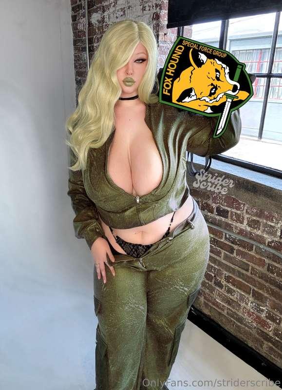 you just need a little distraction..... 💚  sniper wolf cospl..