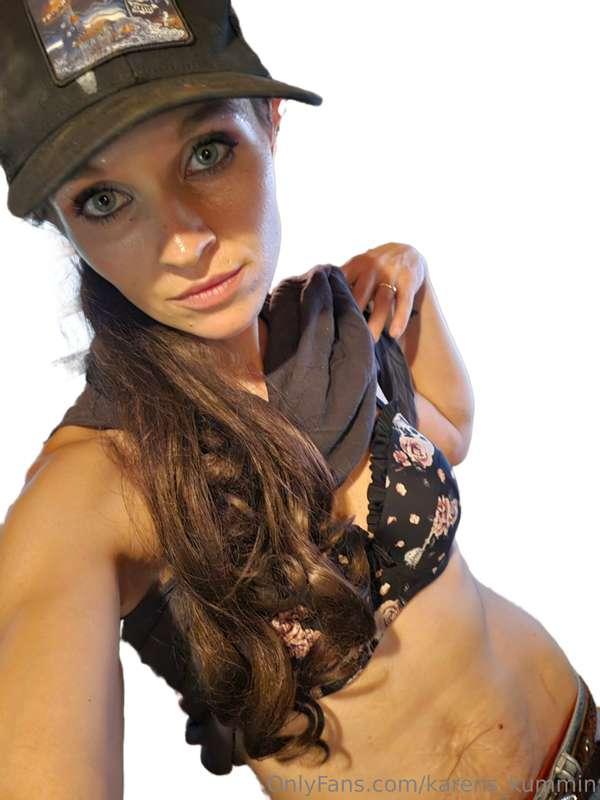 Cum play with me tonight 😋 I bet we can have lots of fun 🫦😘😘