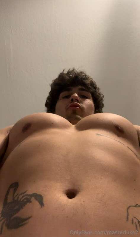 MACRO😈🐜I’m laying in bed, relaxing after a nice cheat meal w..