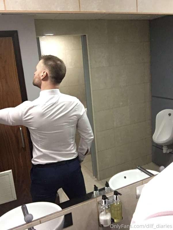 Gents showoff - my favourite habitat 😈