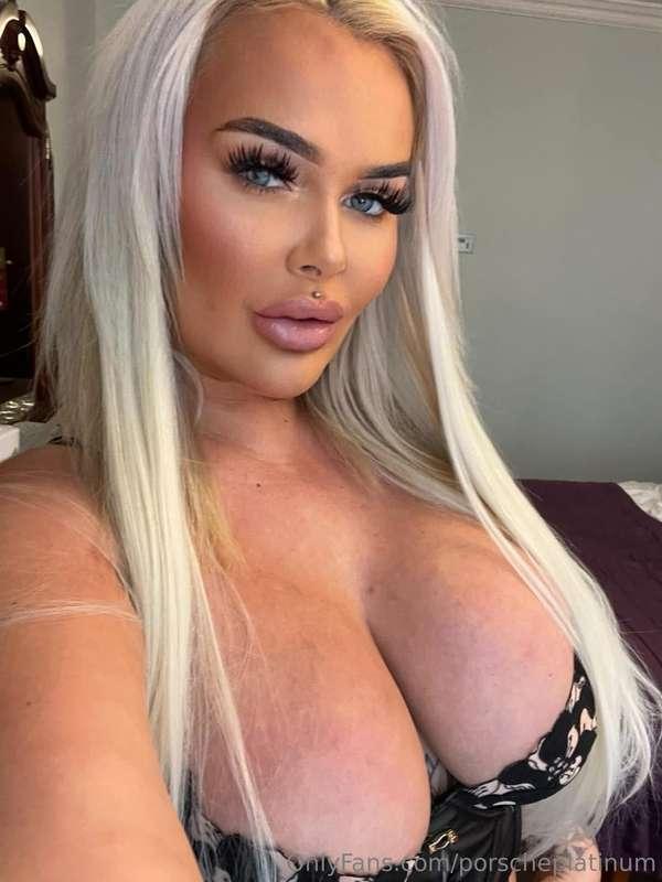 Would you kiss me in the morning…Or last thing at night? 😜😈