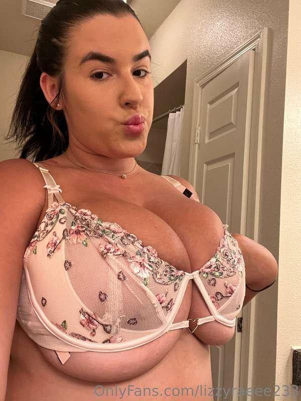 does my bra look good on my tits? 🙈