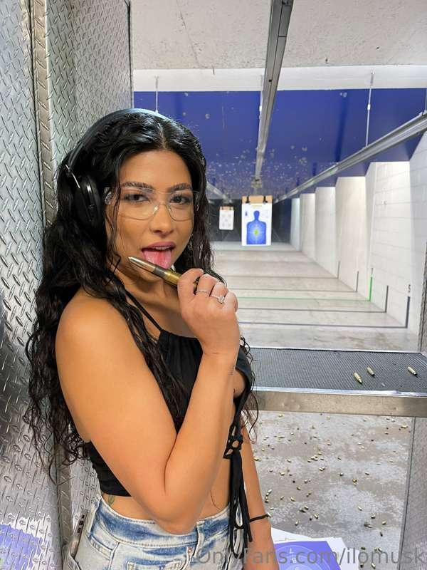 I love shooting big boy guns and licking the big bullet 👅 do..