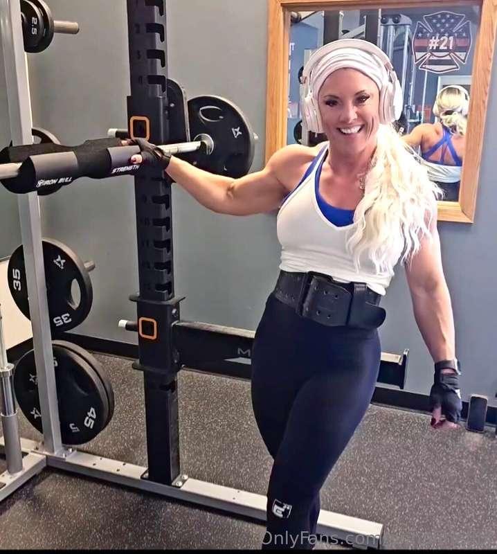 Wanna work out with me? Make me sweat?💦💦