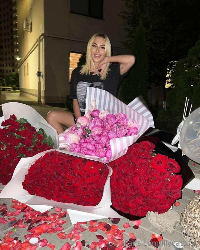 I love roses, red is the color of passion🌹🌹🌹..... but bouque..