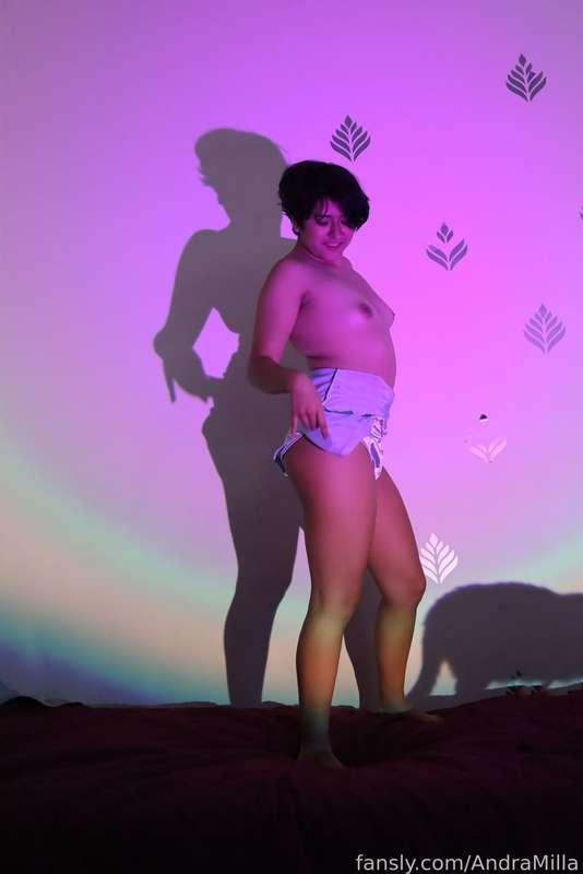 Bailando en nuestra cama cielo

Dancing on our bed darling 

#fyp #nipples #petit