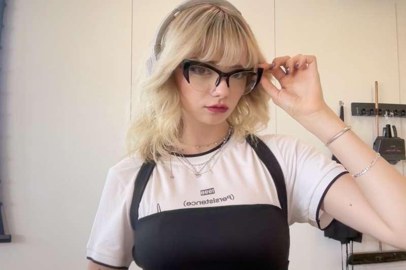 Chat do I look studious? 
