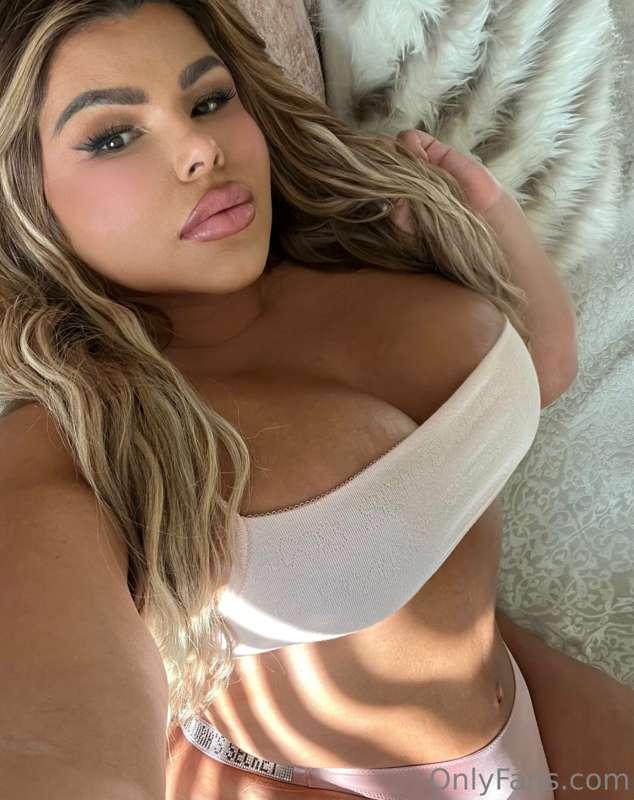 Stay in bed with me all day 🥰