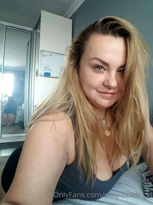 try not to look in the mirror behind me))