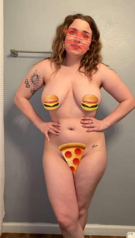 I used to babysit Alex!!! 🤯 kinda weird to see her naked now..