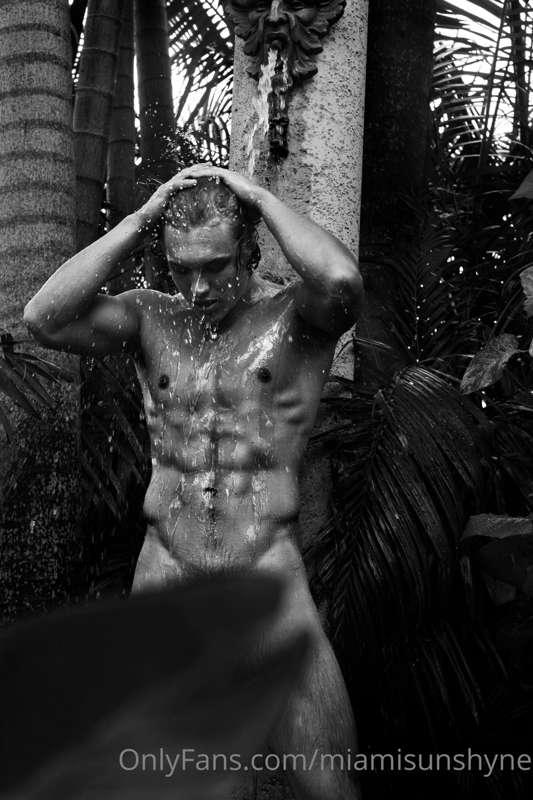 Artistic B/W & color photo set 😍🔥👀