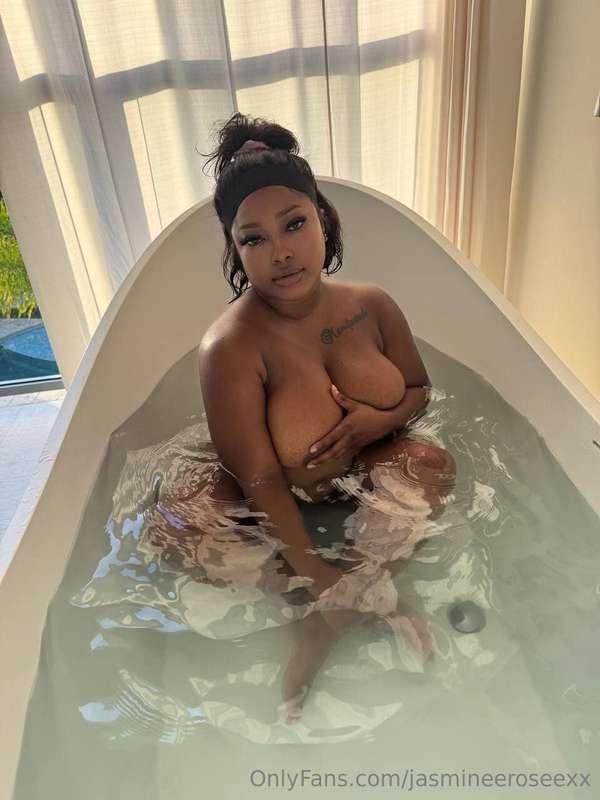 JOIN MY BESTIE HER PAGE IS FREE FOR MY FANS TODAY ONLY🥵💦👇⬇️F..
