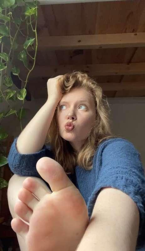 any lovers of feet here?🦶