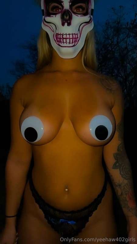Are they staring at you, or are you staring at them😛😁🎃🕷️👻