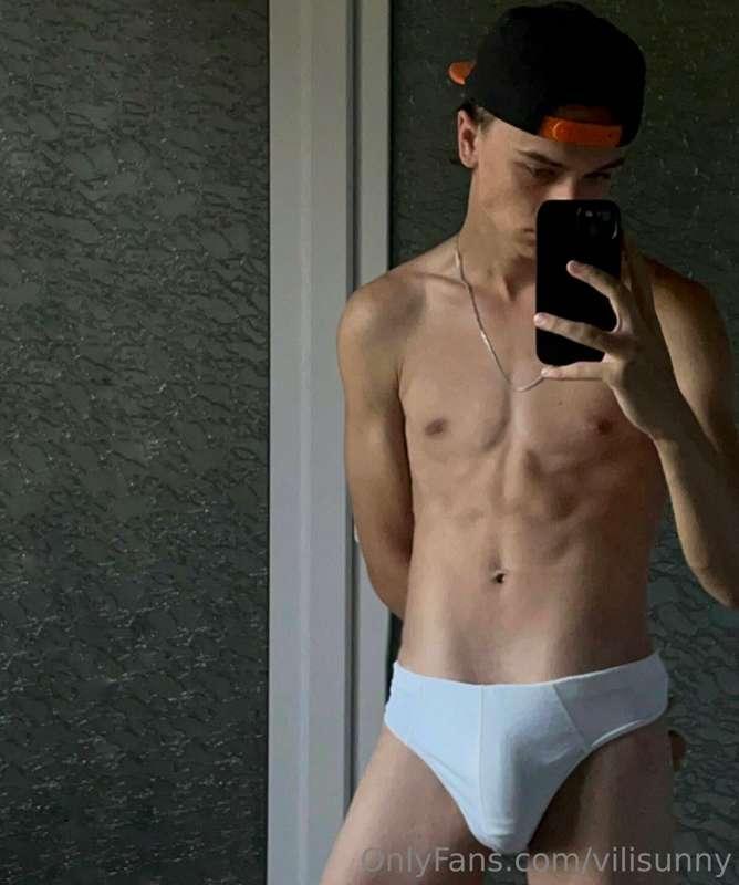 Fit twink and his big bulge🥵 DM me for chat