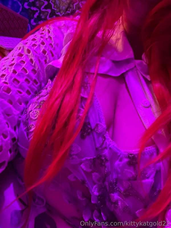 Surprise stream in a little bit 👀💜who’s cummin?? https:/chat..