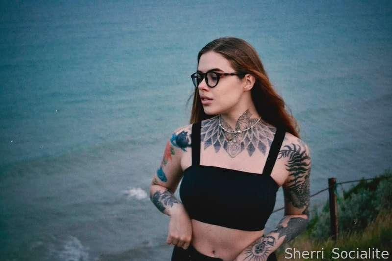 Darling, would you take a walk with me by the sea where we're alone and there's no one around?😋