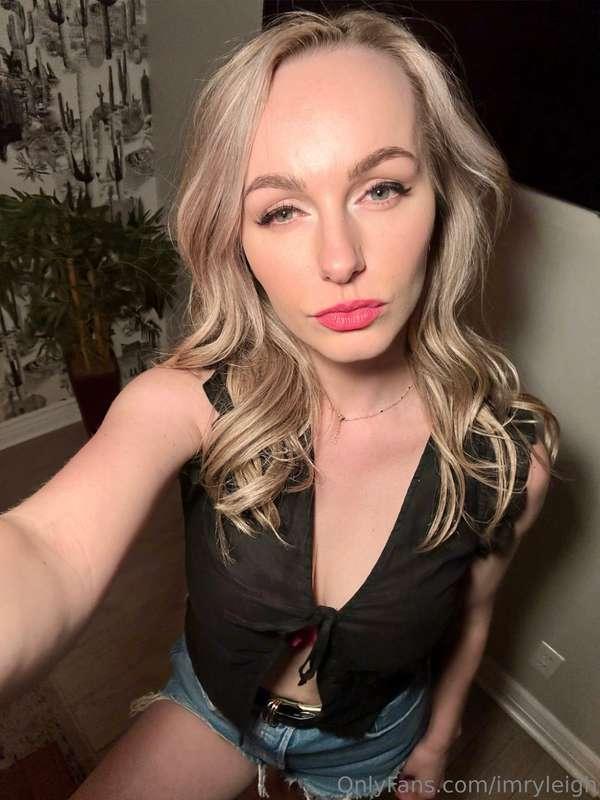 Feeling hot and daring 🥵 DM me right now