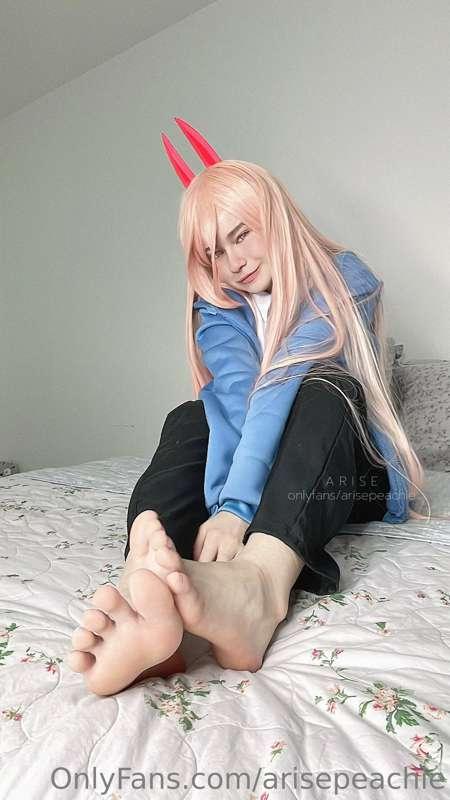 I want you to cum on my little feet 🦶🏻
