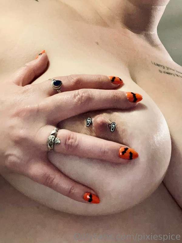 New nails ⚰️😈🧡🦇