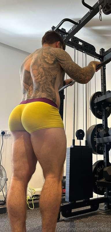 SQUATS! Thank you for supporting my content on @hatts17 🙌🏼  ..