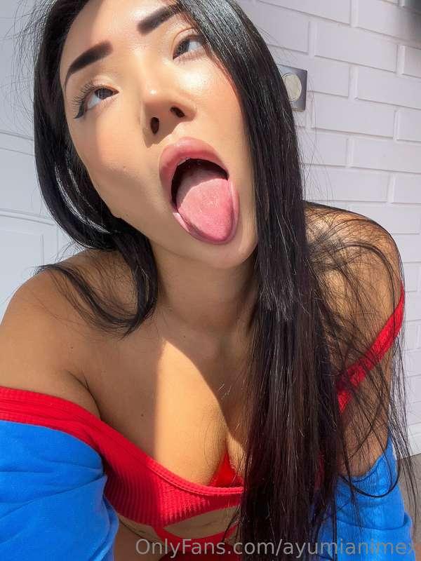 Do you prefer blow jobs or throat fucking?  👅😈