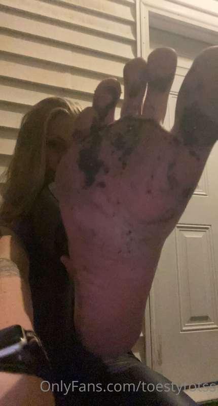 Here you go foot bitch, this is all you deserve. Just dirty ..