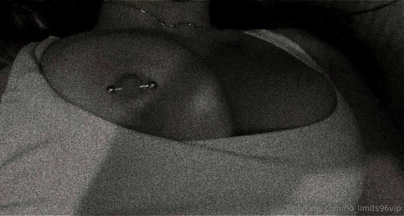 Keep swiping right for some more B&W beauties 🖤🥰 🤩