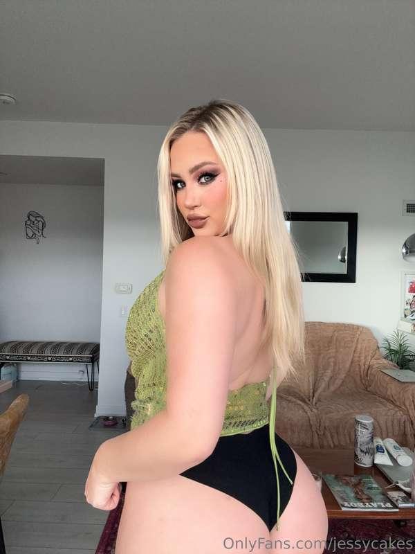 Oops… did my booty just photobomb your thoughts again? 💋