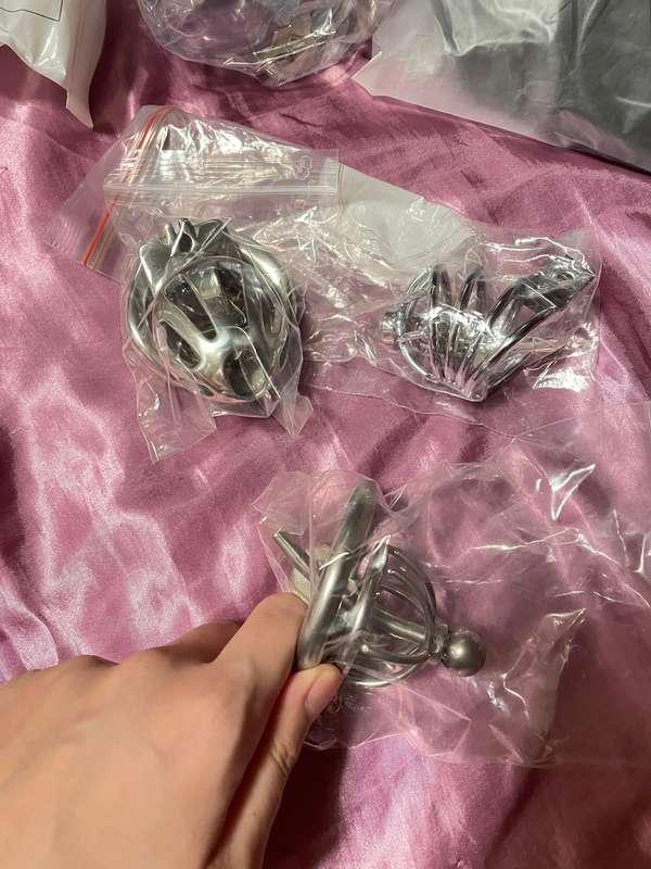 又買咗2個新鎖～ 影個 #貞操鎖 大全先  有3個鎖 係未用過🙈  你覺得 邊個岩你用？  貞操鎖 就係唔比你硬晒～ 再..