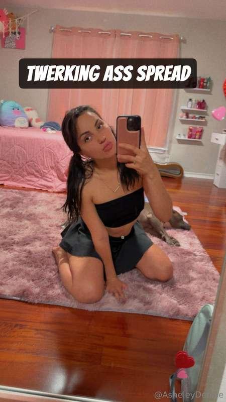 ****TWERKING ASS SPREAD****: ( 5 min vid + 10 pics for $5 ) ..