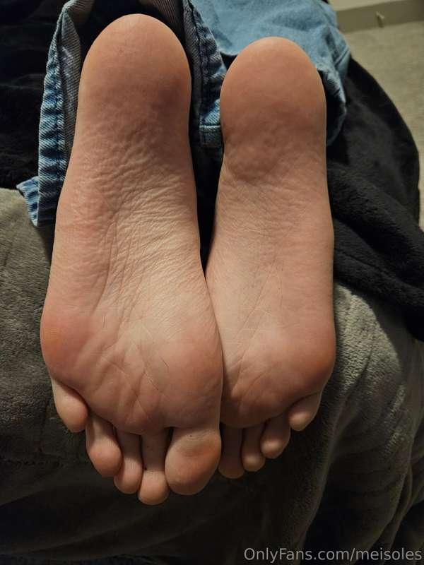 It's big feet Friday! Who loves my big soles?