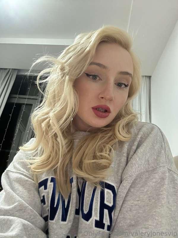Come and play with me. Message me now to sext