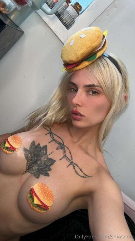 Who’s hungry? 😈 Yes, you can have a taste 😏💦